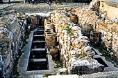 Creta - Il palazzo di Cnosso. Magazzino dei pithoi, giare. 